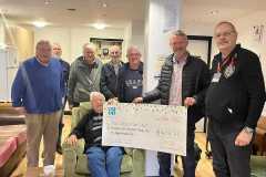 20221113-group-with-cheque